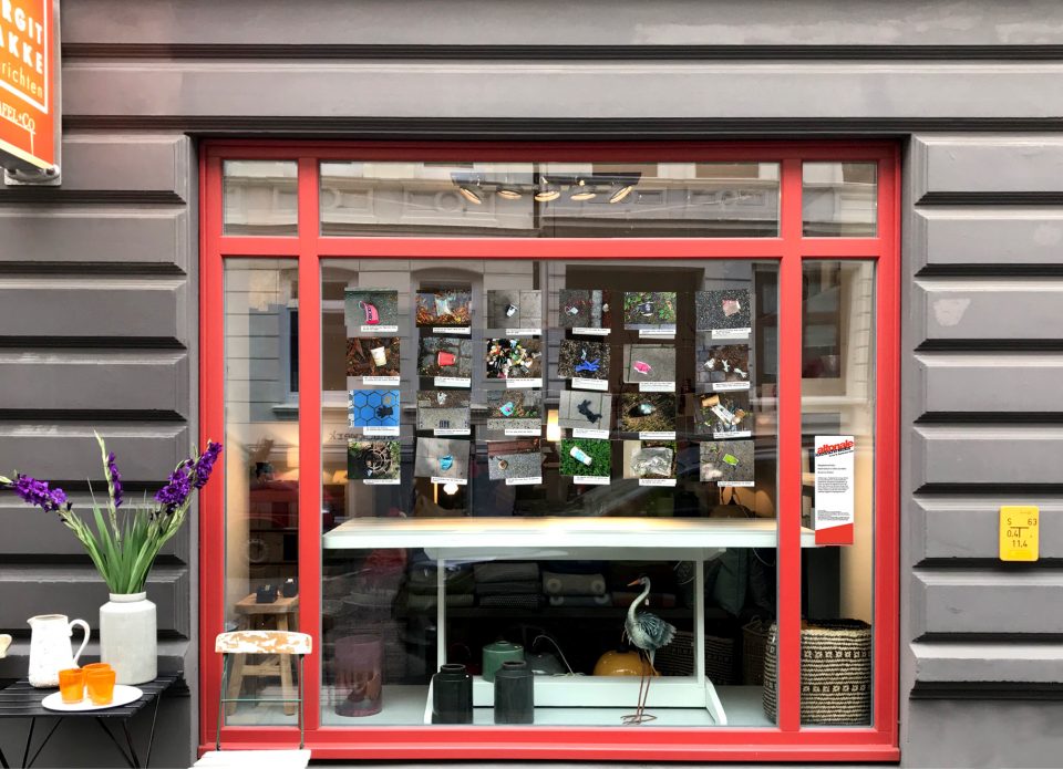 Schaufenster Birgit Lakke zur altonale mit dem Projekt Restmülllyrik.