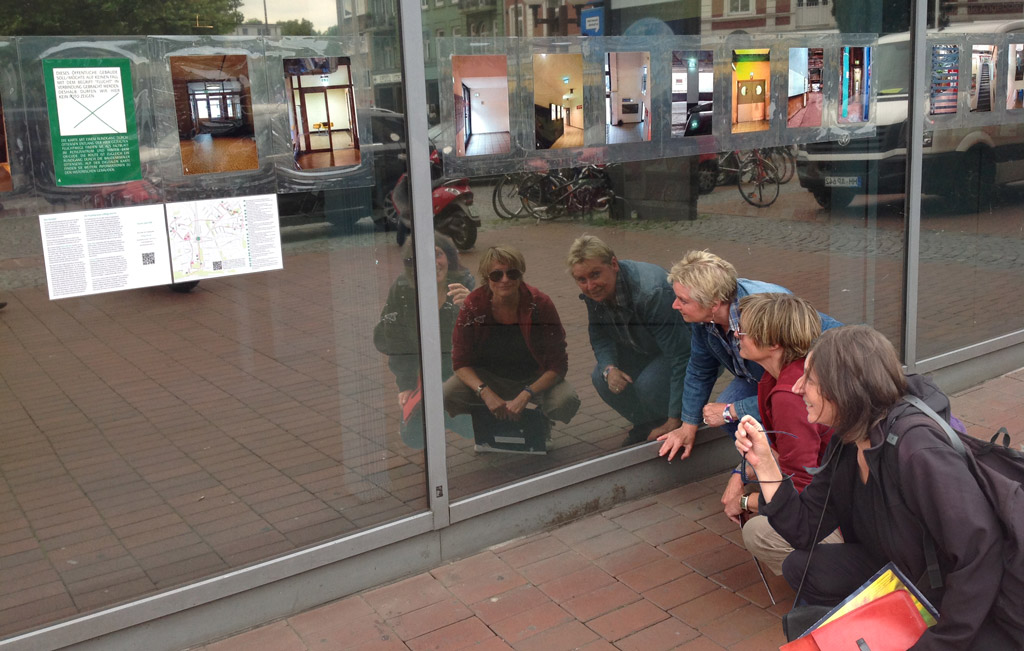 Susanne Kleiber, Andrea Nimax, Helga Adam vor ihrem Schaufenster im DB-Reisezentrum Altona