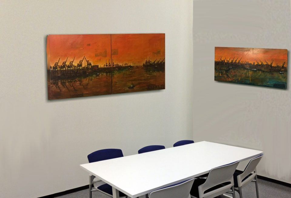Zwei Bilder  on Hafengiraffen an den Wänden eines Besprechungsraums.