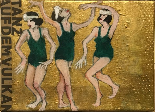 Drei Tänzerinnen im Stil der 1930er Jahre auf goldenem Grund, im Hintergrund steht „Tanz auf dem Vulkan“, Grußtext „Guten Rutsch in goldige Zeiten 2022“, Acryl, Collage auf Leinwand 22 x 28 cm.