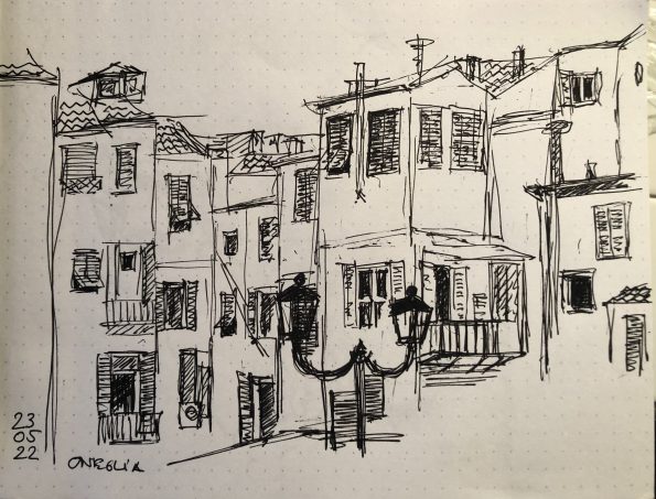 Urban Sketching in Oneglia, verschachtelte Häuser mit Fensterläden