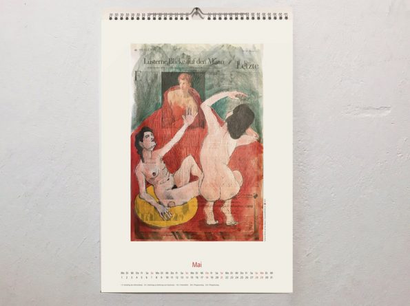 Mai-Kalenderblatt vom Coronik-Kalender 2023 zeigt eine figürliche Illustration auf Zeitung mit zwei weiblichen Akten, sitzend und kniend, die scheinbar den Mann auf dem Foto im Artikel anhimmeln, Text "Lüsterne Blicke auf den Mann".