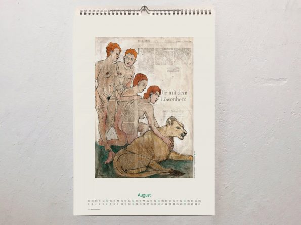August-Kalenderblatt vom Coronik-Kalender 2023 vier weiblichen Akten mit Löwin nach altem Motiv auf ganzer Zeitungsseite mit Text "Die mit dem Löwenherz".