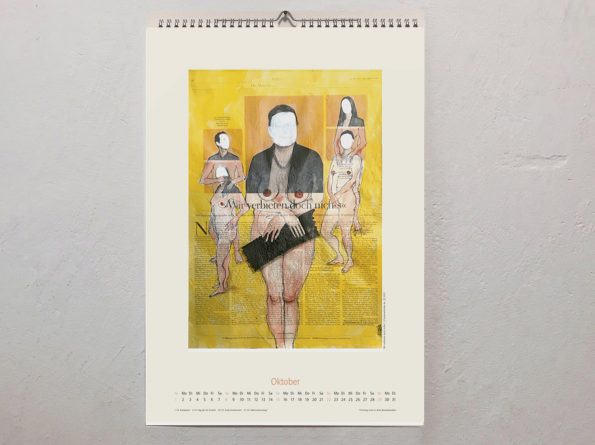 Oktober-Kalenderblatt vom Coronik-Kalender 2023 mit Akten, die die Porträtbilder in Zeitung ergänzen, eine groß in der Mittte, einen schwarzen Balken schräg über den Schoß haltent, auf ganzer Zeitungsseite mit Text "Wir verbieten doch nichts"