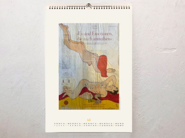 Kalenderblatt des Monats Juli mit figürlicher Illustration auf Zeitung mit Text "Es sind die Emotionen, die mich treiben"