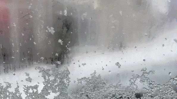 Schneetreiben durch eine beschlagene Autofenster beobachte, am Fenster häuft sich der Schnee an
