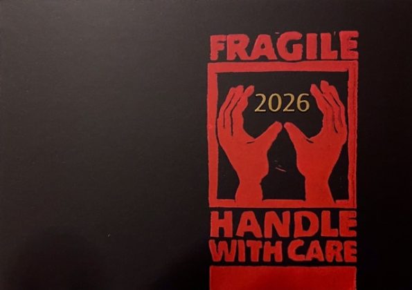 schwarze Neujahrskarte 2026 mit rotem Linoldruck "Fragile – Handle with Care" und Händen, die eine goldene 2026 umschließen