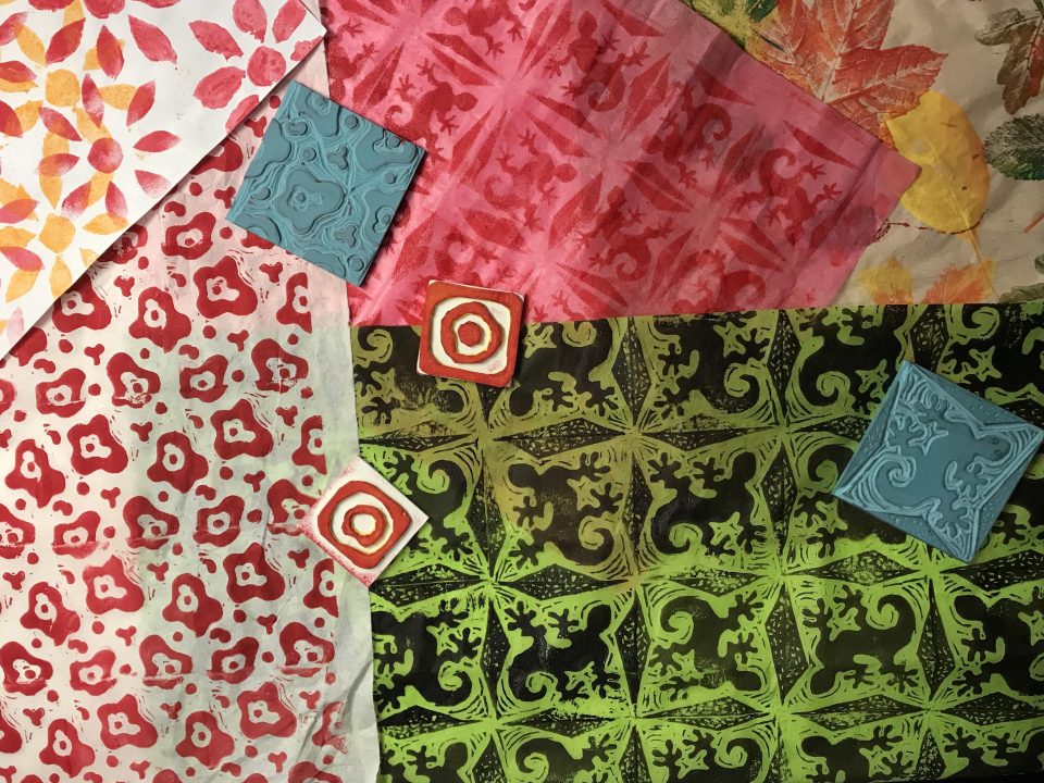 Viele Geschenkpapiere bedruckt mit unterschiedlichen Techniken