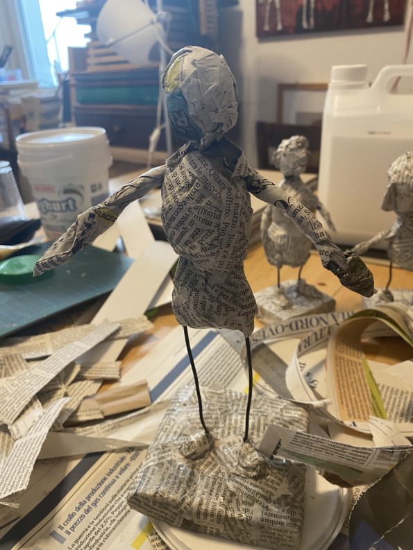 Papiermaché-Figur in Arbeit