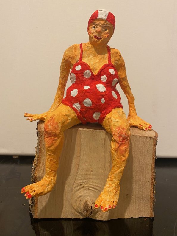 Badende im roten Badeanzug, rot mit weißen Punkten, Figur aus Papiermaché