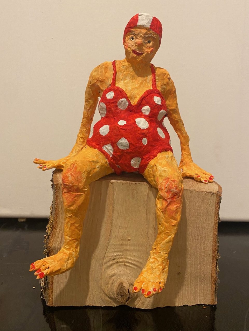 Badende im roten Badeanzug, rot mit weißen Punkten, Figur aus Papiermaché