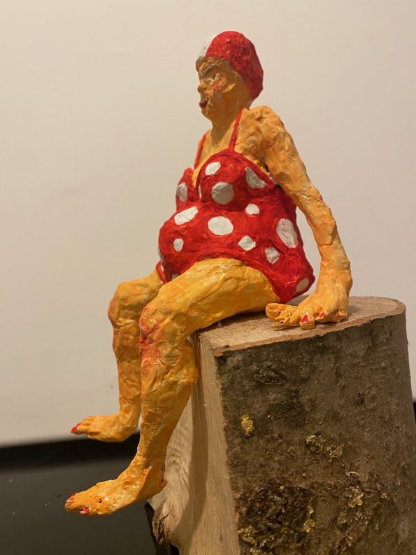 Badende im roten Badeanzug, rot mit weißen Punkten, Figur aus Papiermaché