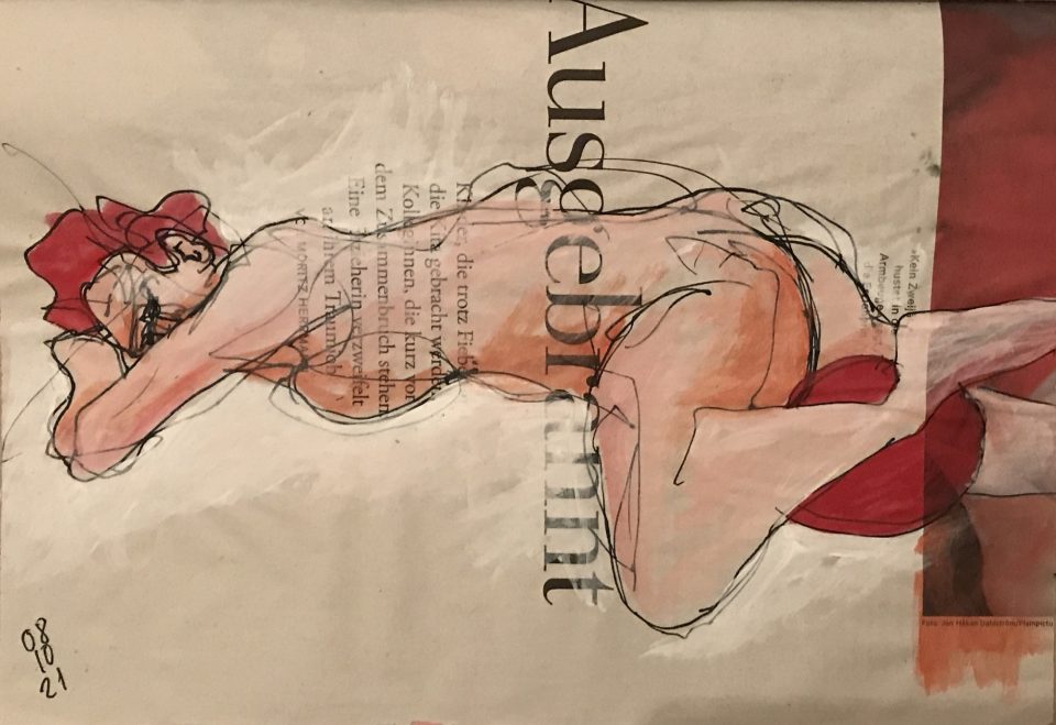 Liegender weiblicher Akt auf Zeitung